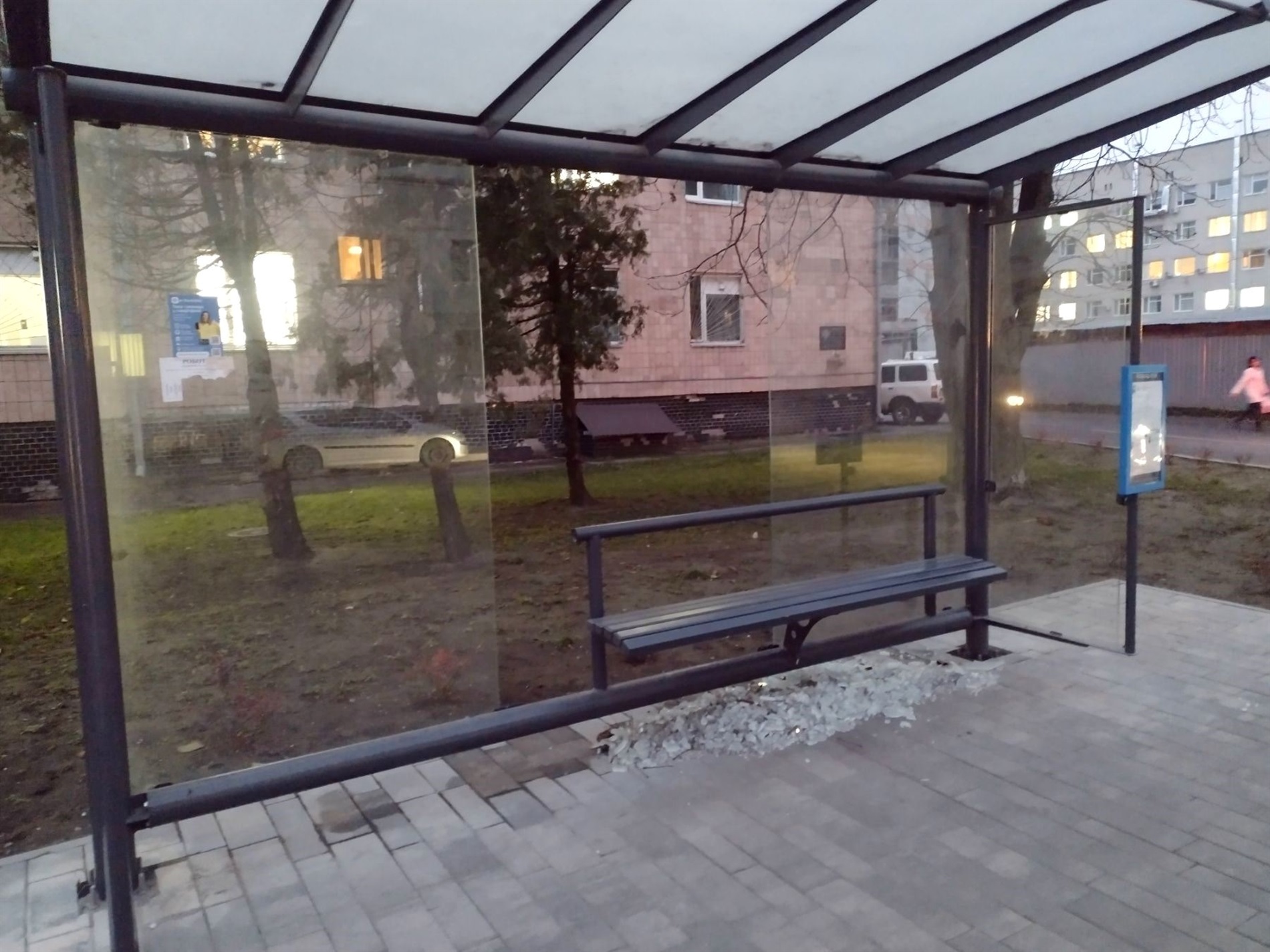 У Звягелі хтось навмисно розбиває скляні конструкції на зупинках громадського транспорту