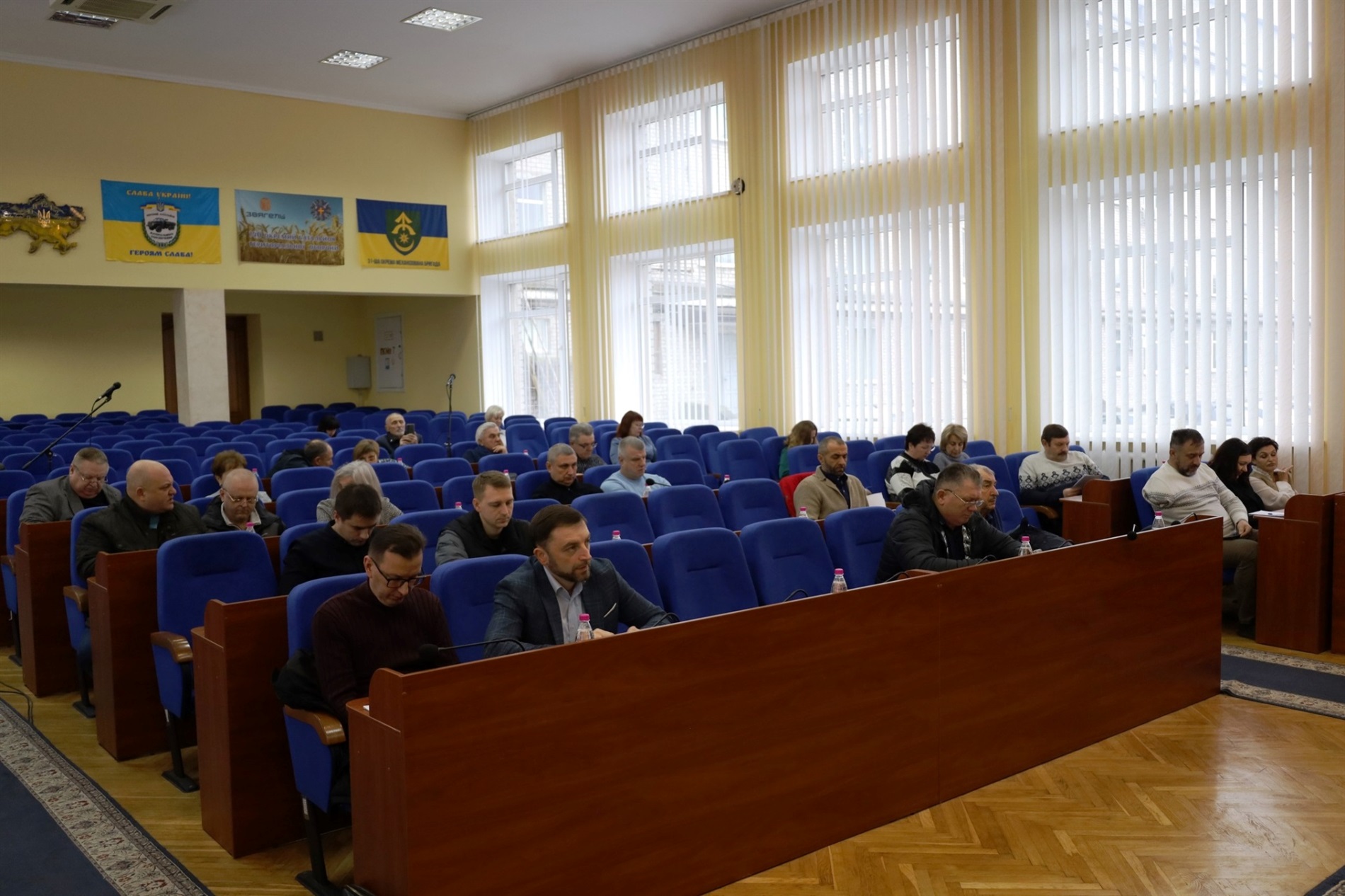 Позачергова сесія міськради Звягеля: вшанування полеглих, зміни до бюджету і підтримка соцпроєктів