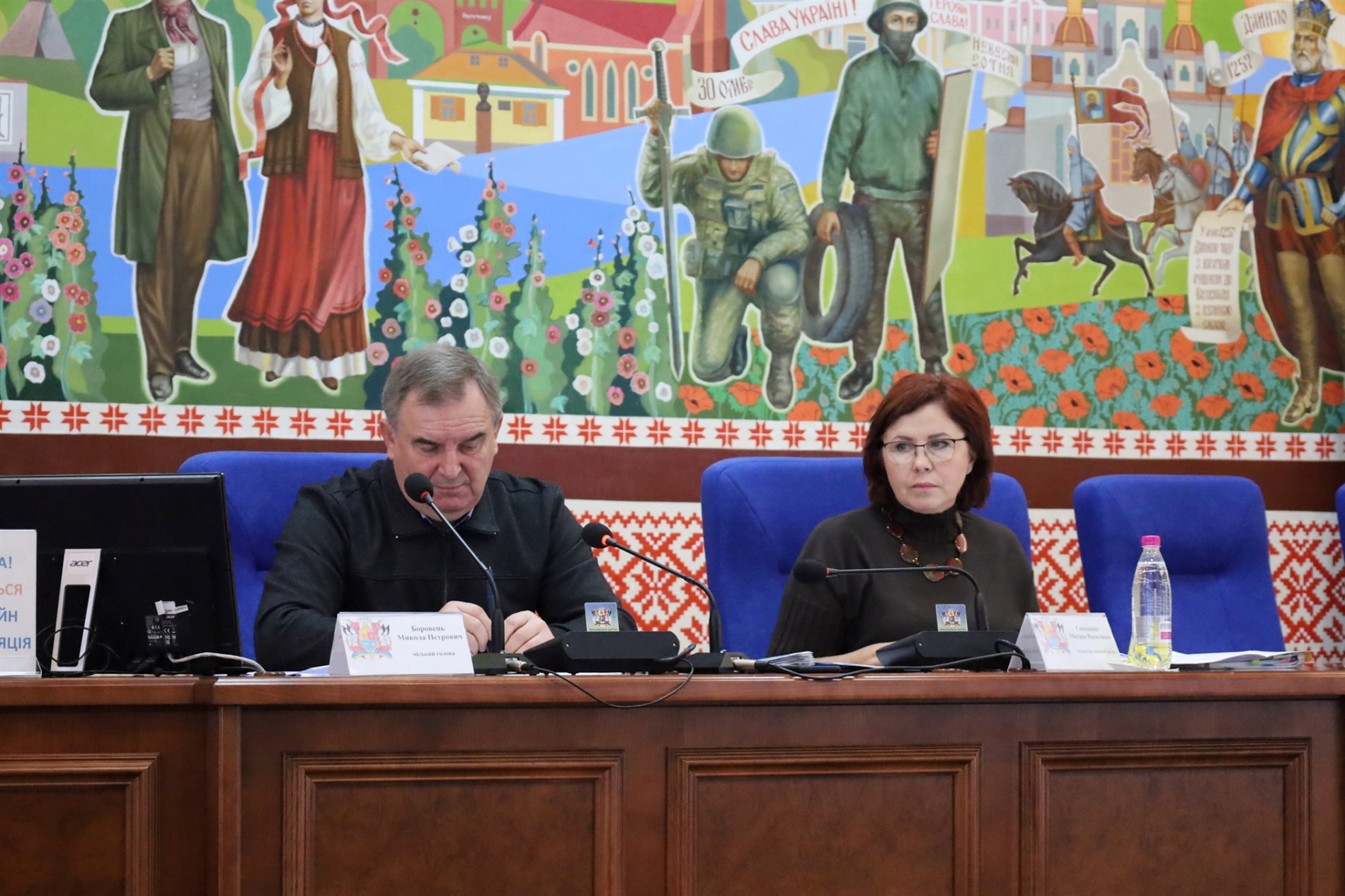 Позачергова сесія міськради Звягеля: вшанування полеглих, зміни до бюджету і підтримка соцпроєктів