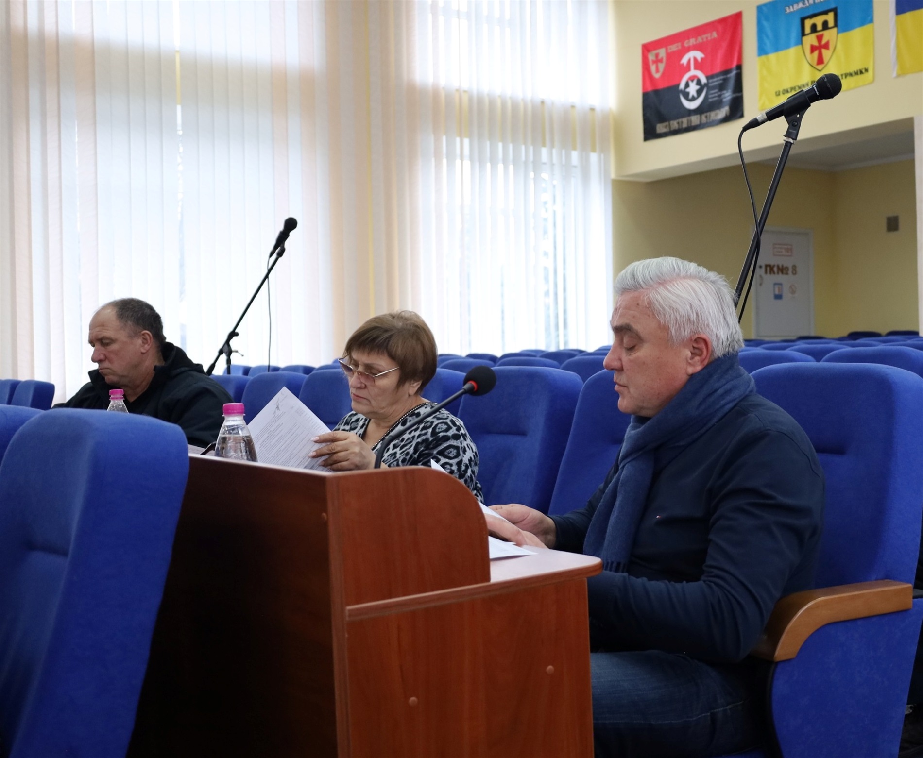 Позачергова сесія міськради Звягеля: вшанування полеглих, зміни до бюджету і підтримка соцпроєктів