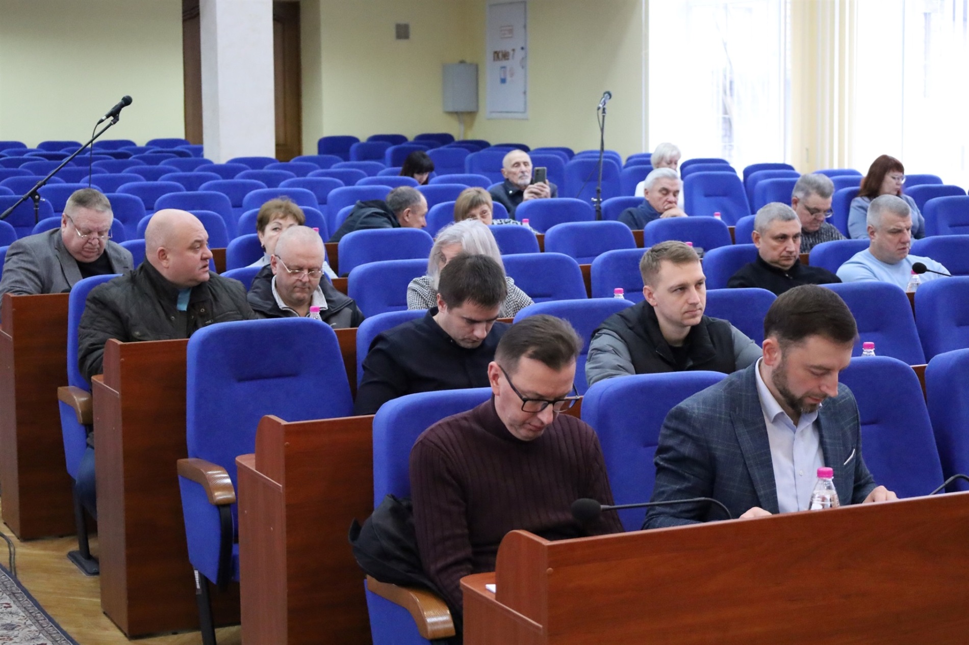 Позачергова сесія міськради Звягеля: вшанування полеглих, зміни до бюджету і підтримка соцпроєктів