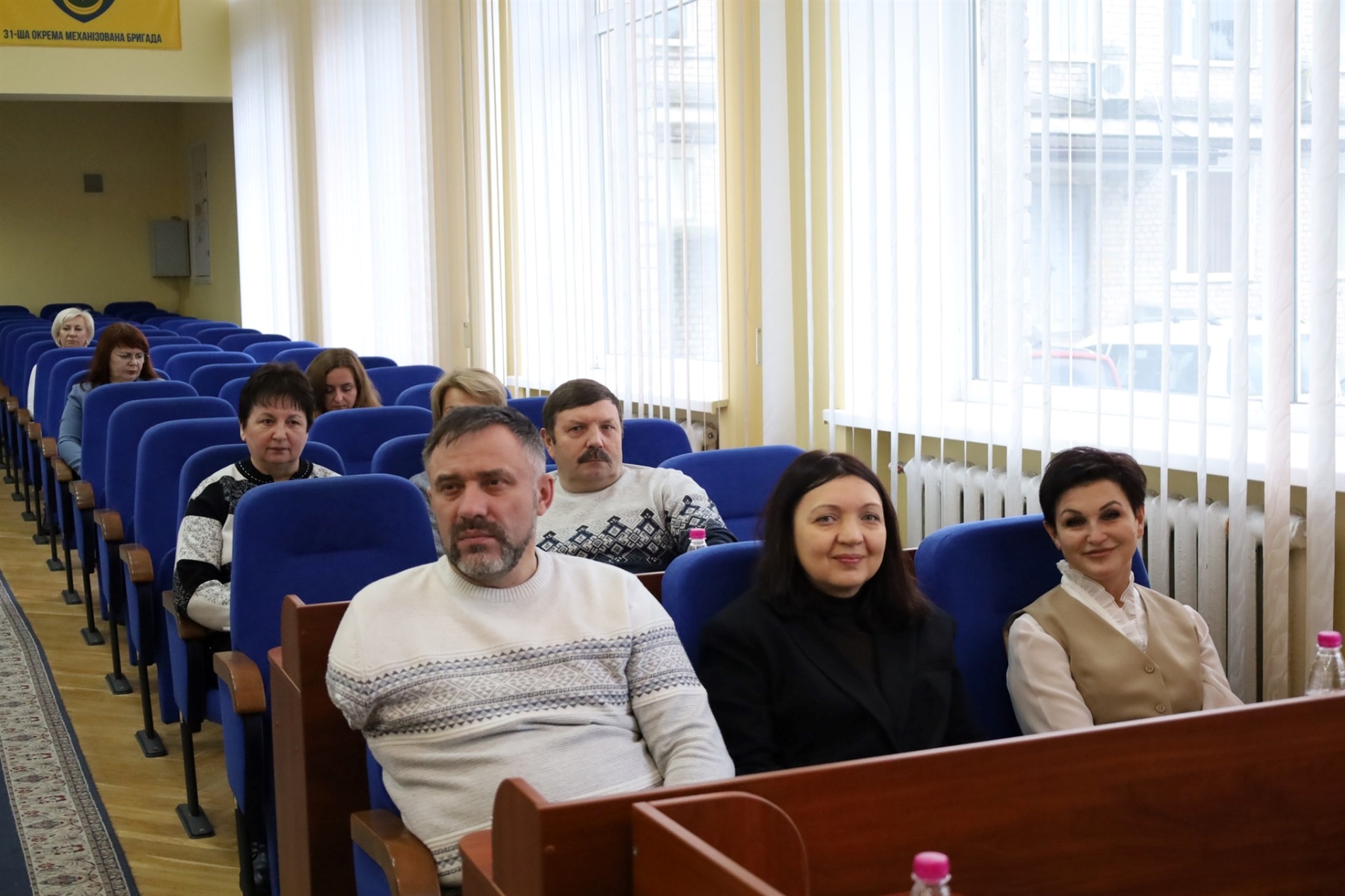 Позачергова сесія міськради Звягеля: вшанування полеглих, зміни до бюджету і підтримка соцпроєктів