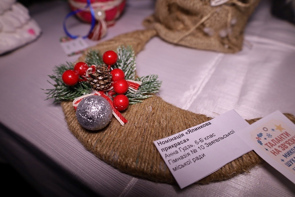 У Звягелі відкрили благодійну виставку дитячої творчості 