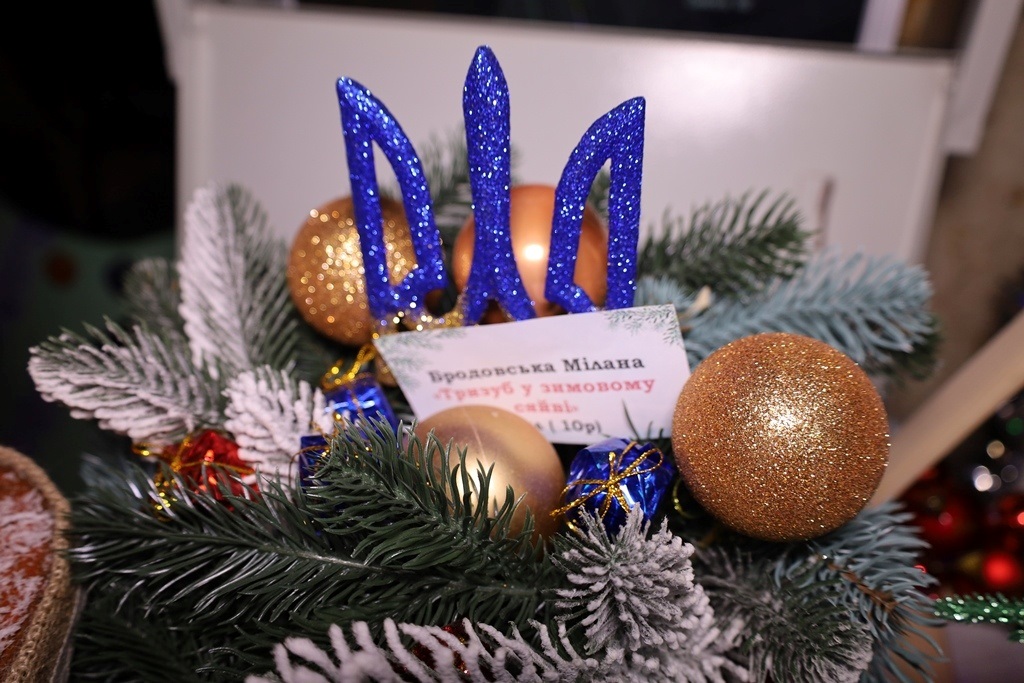 У Звягелі відкрили благодійну виставку дитячої творчості 