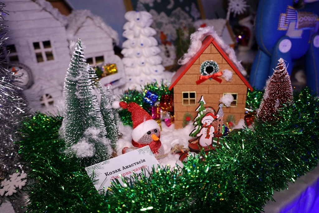 У Звягелі відкрили благодійну виставку дитячої творчості 