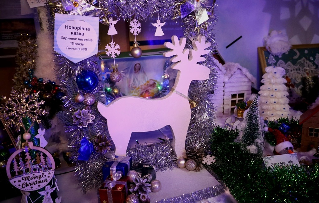 У Звягелі відкрили благодійну виставку дитячої творчості 