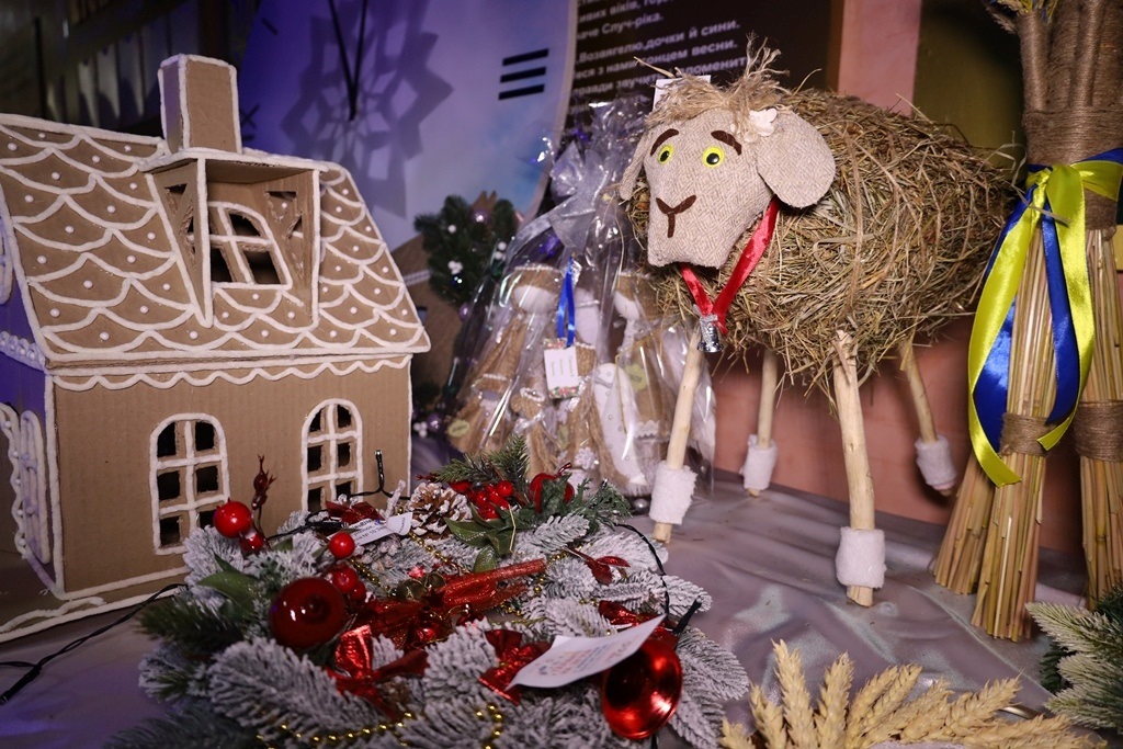 У Звягелі відкрили благодійну виставку дитячої творчості 