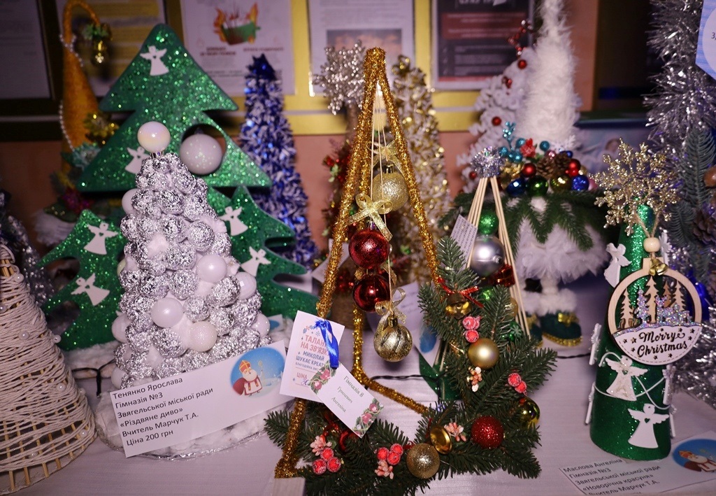 У Звягелі відкрили благодійну виставку дитячої творчості 