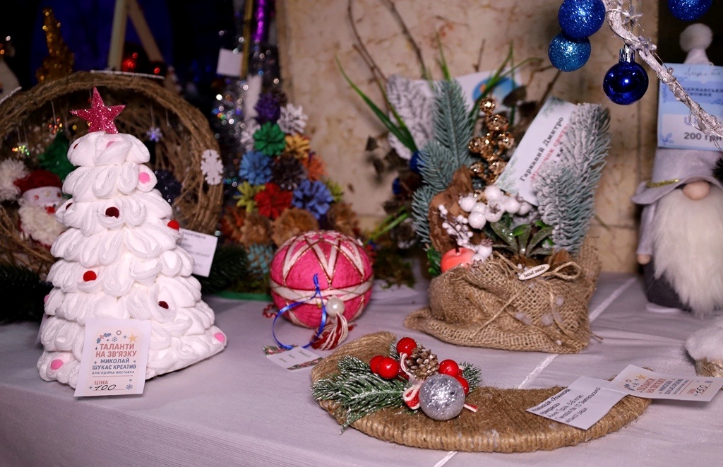 У Звягелі відкрили благодійну виставку дитячої творчості 