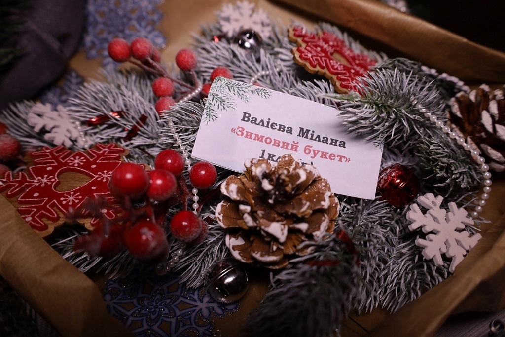 У Звягелі відкрили благодійну виставку дитячої творчості 