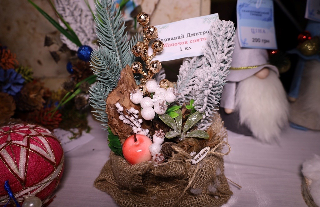 У Звягелі відкрили благодійну виставку дитячої творчості 