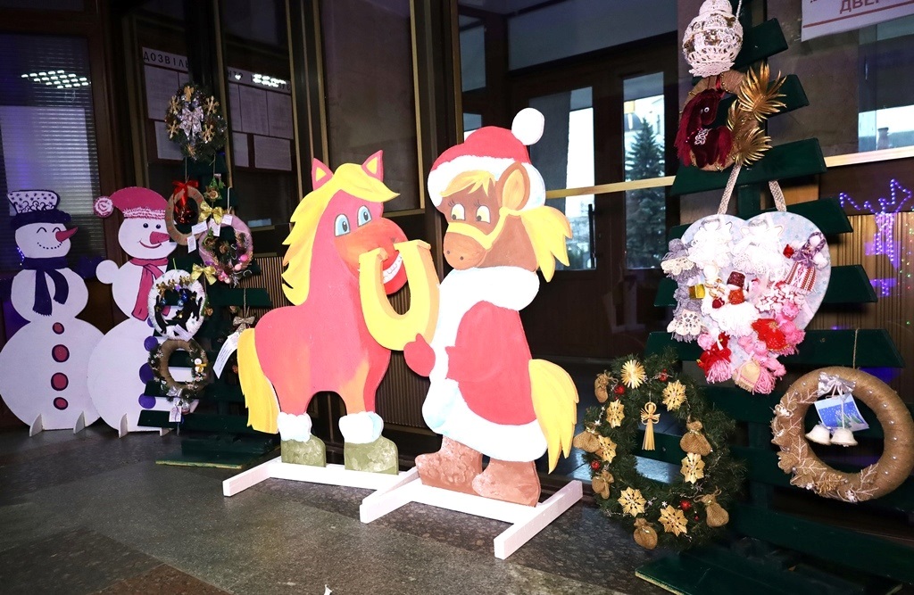 У Звягелі відкрили благодійну виставку дитячої творчості 