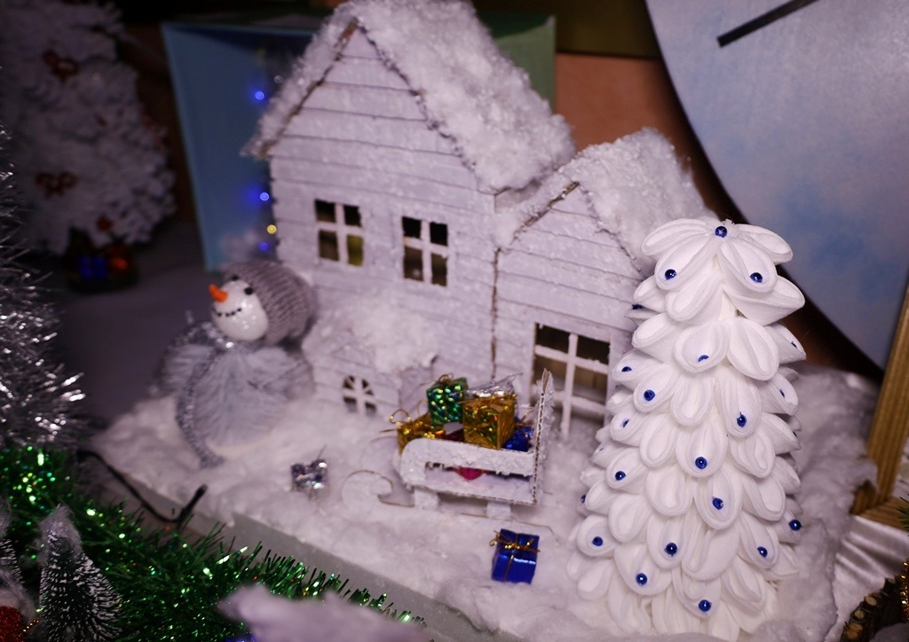 У Звягелі відкрили благодійну виставку дитячої творчості 