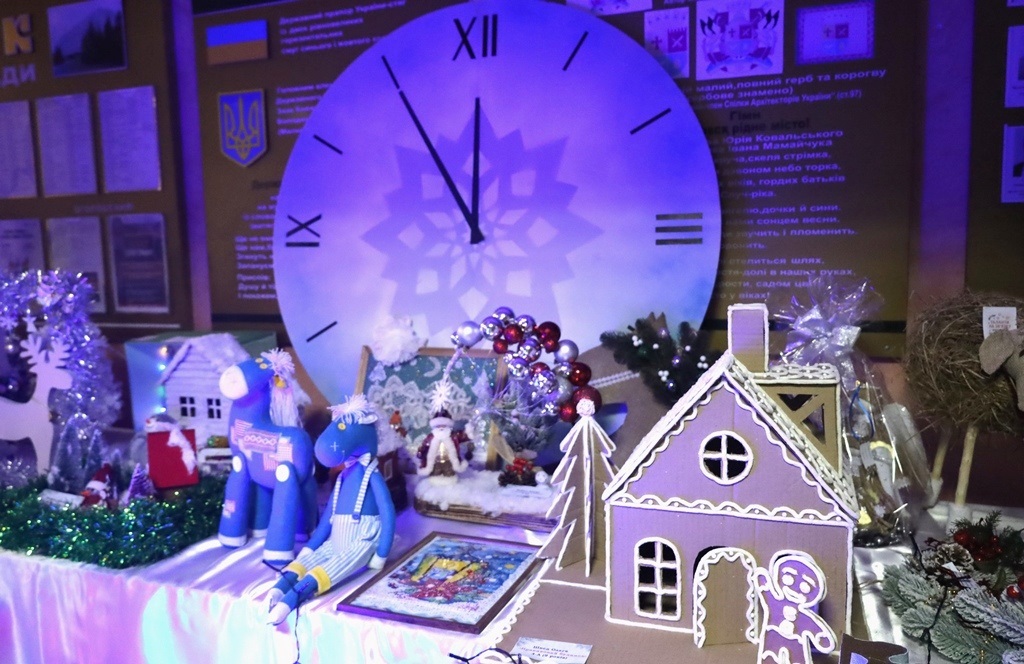 У Звягелі відкрили благодійну виставку дитячої творчості 