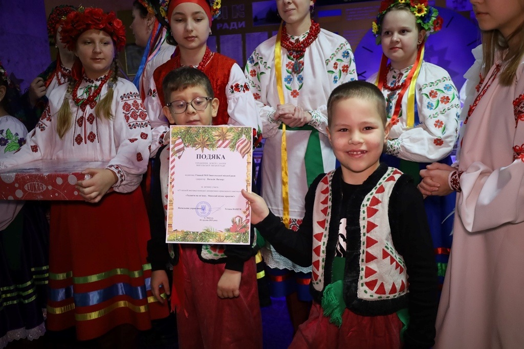 У Звягелі відкрили благодійну виставку дитячої творчості 