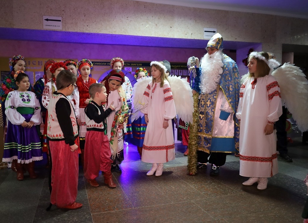 У Звягелі відкрили благодійну виставку дитячої творчості 