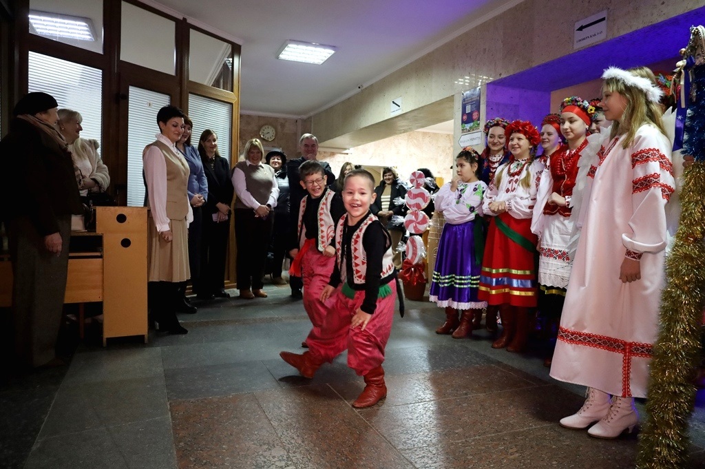 У Звягелі відкрили благодійну виставку дитячої творчості 