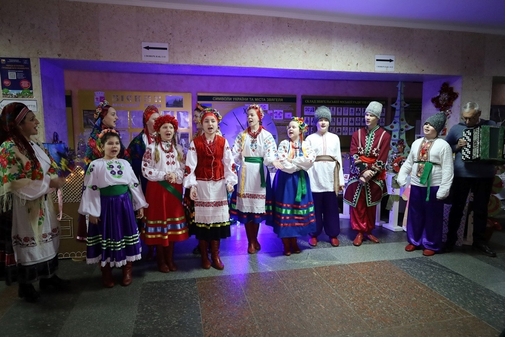 У Звягелі відкрили благодійну виставку дитячої творчості 