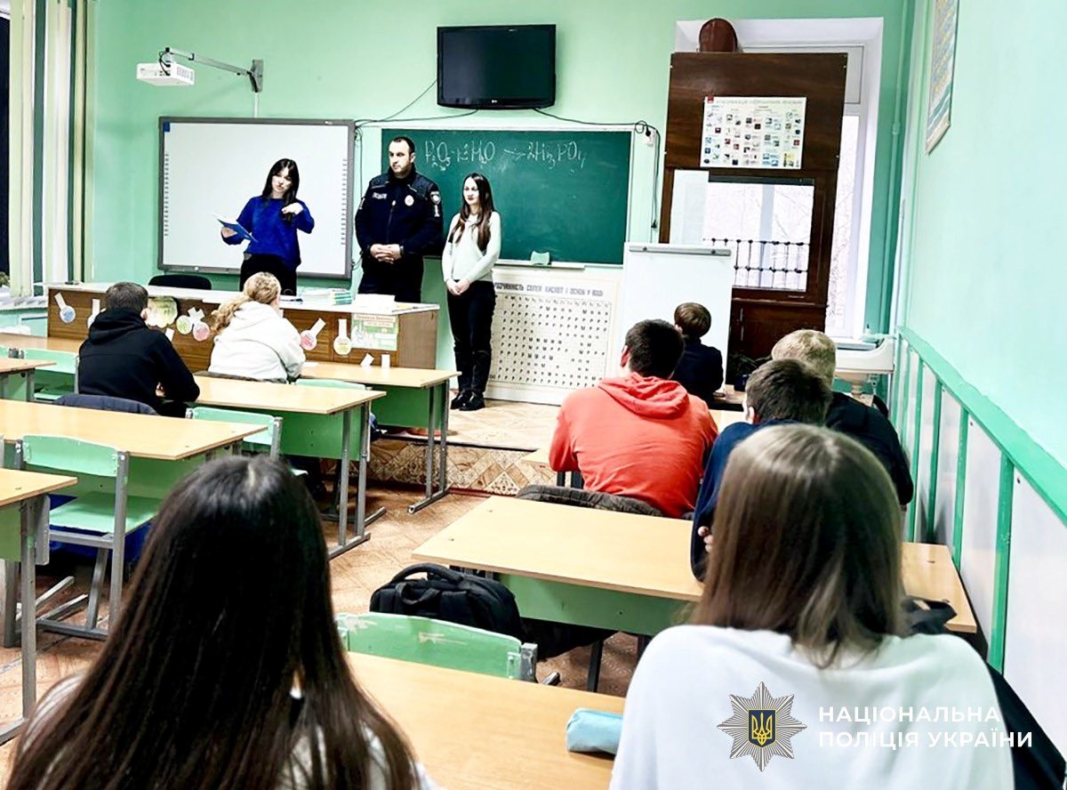 Учням шкіл Звягеля пояснили, як розпізнати родинну тиранію та куди звернутися по допомогу