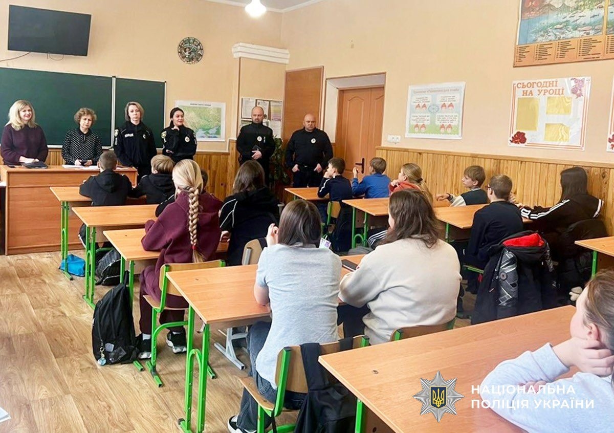 Учням шкіл Звягеля пояснили, як розпізнати родинну тиранію та куди звернутися по допомогу