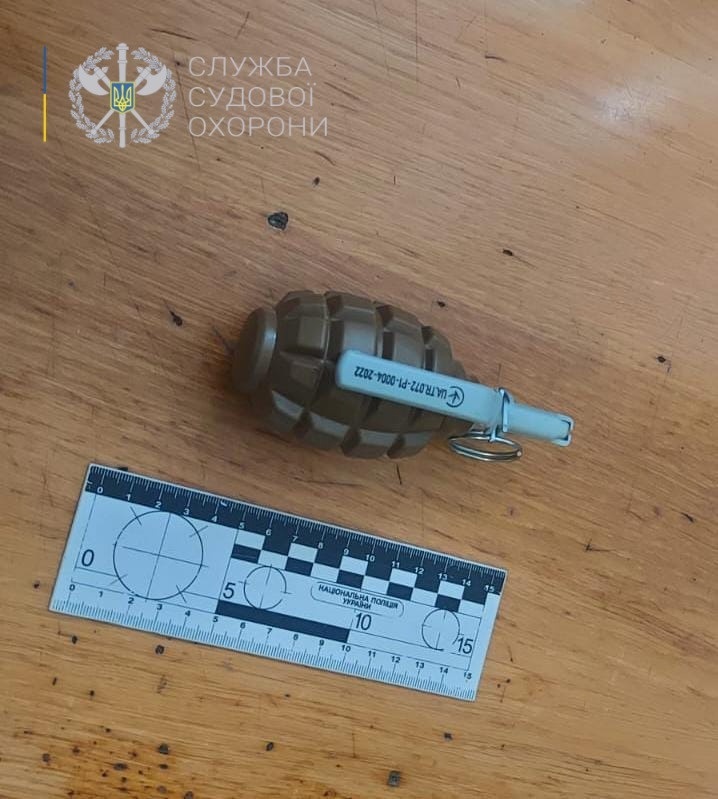 У суді на Житомирщині виявили предмет, схожий на гранату – викликали вибухотехніків