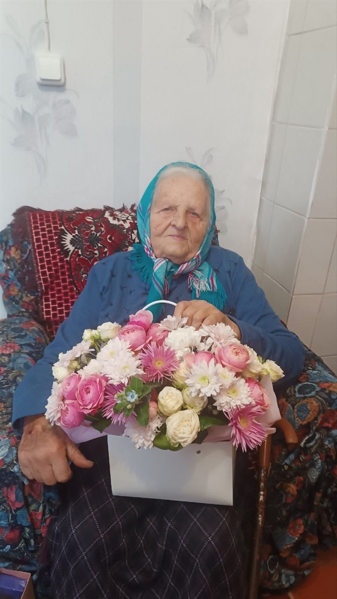 Понад 40 років віддала роботі у лікарні: на Звягельщині привітали 90-річну ювілярку Галину Белоус