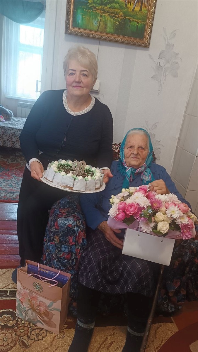 Понад 40 років віддала роботі у лікарні: на Звягельщині привітали 90-річну ювілярку Галину Белоус