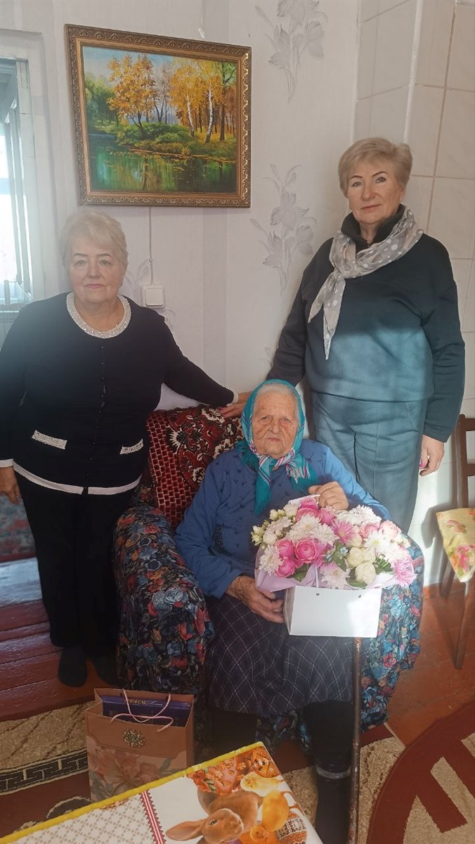 Понад 40 років віддала роботі у лікарні: на Звягельщині привітали 90-річну ювілярку Галину Белоус