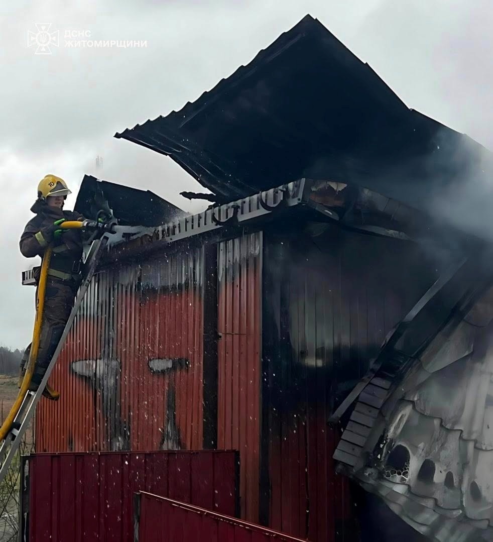 Пожежа в магазині на Звягельщині: знищено покрівлю, перекриття та пошкоджено стіни