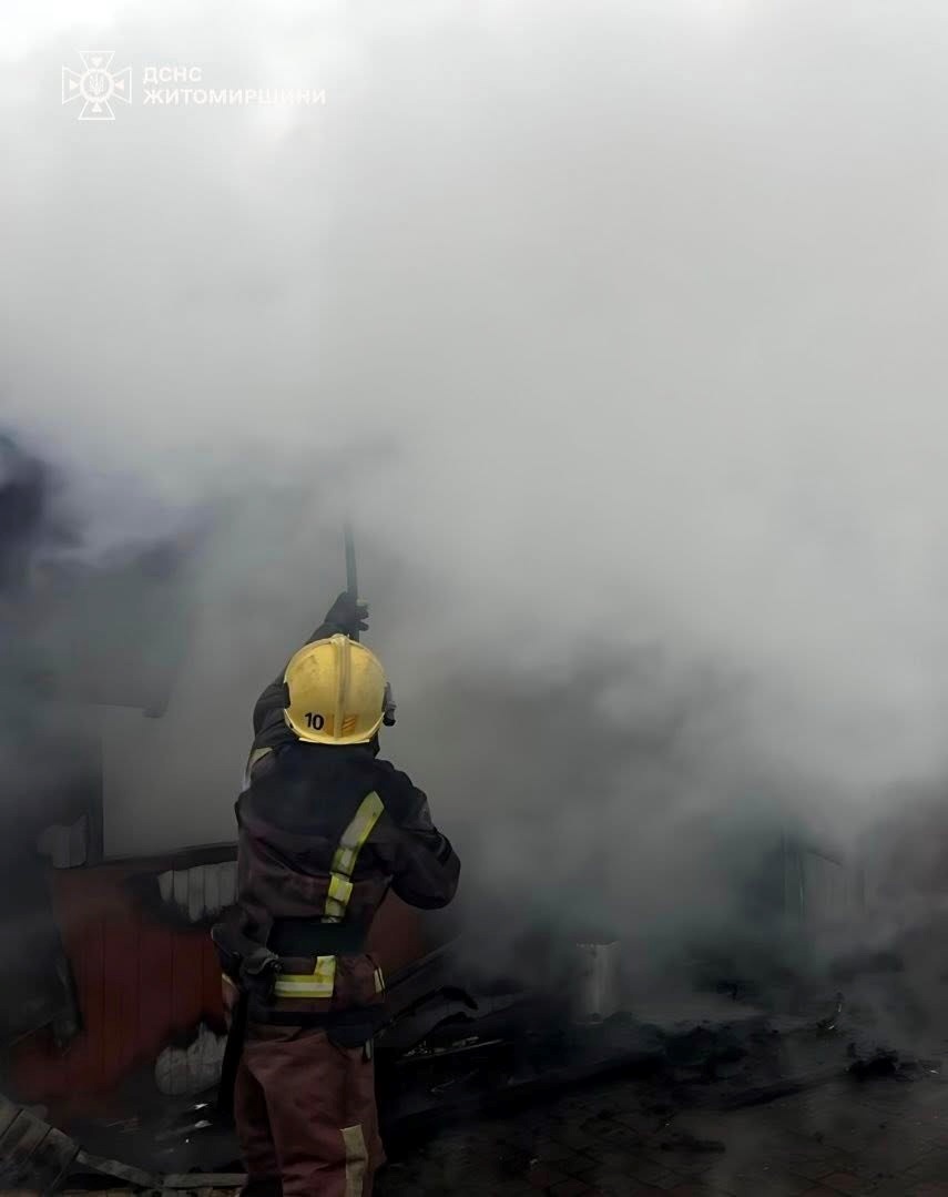 Пожежа в магазині на Звягельщині: знищено покрівлю, перекриття та пошкоджено стіни