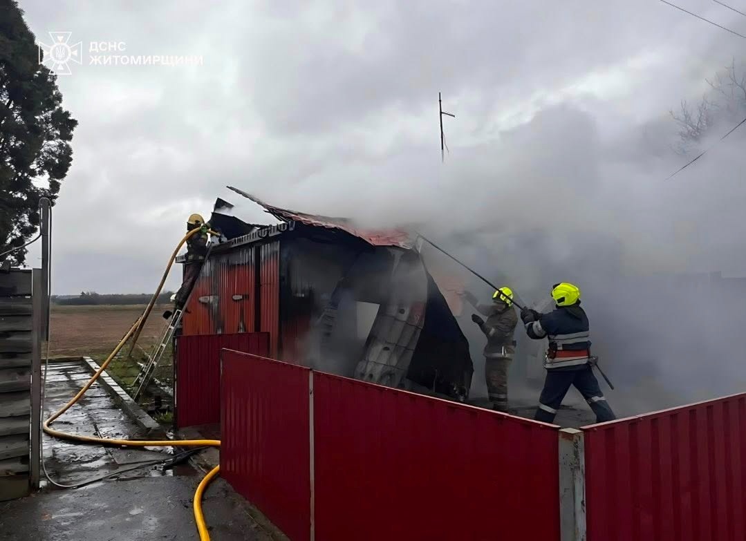 Пожежа в магазині на Звягельщині: знищено покрівлю, перекриття та пошкоджено стіни