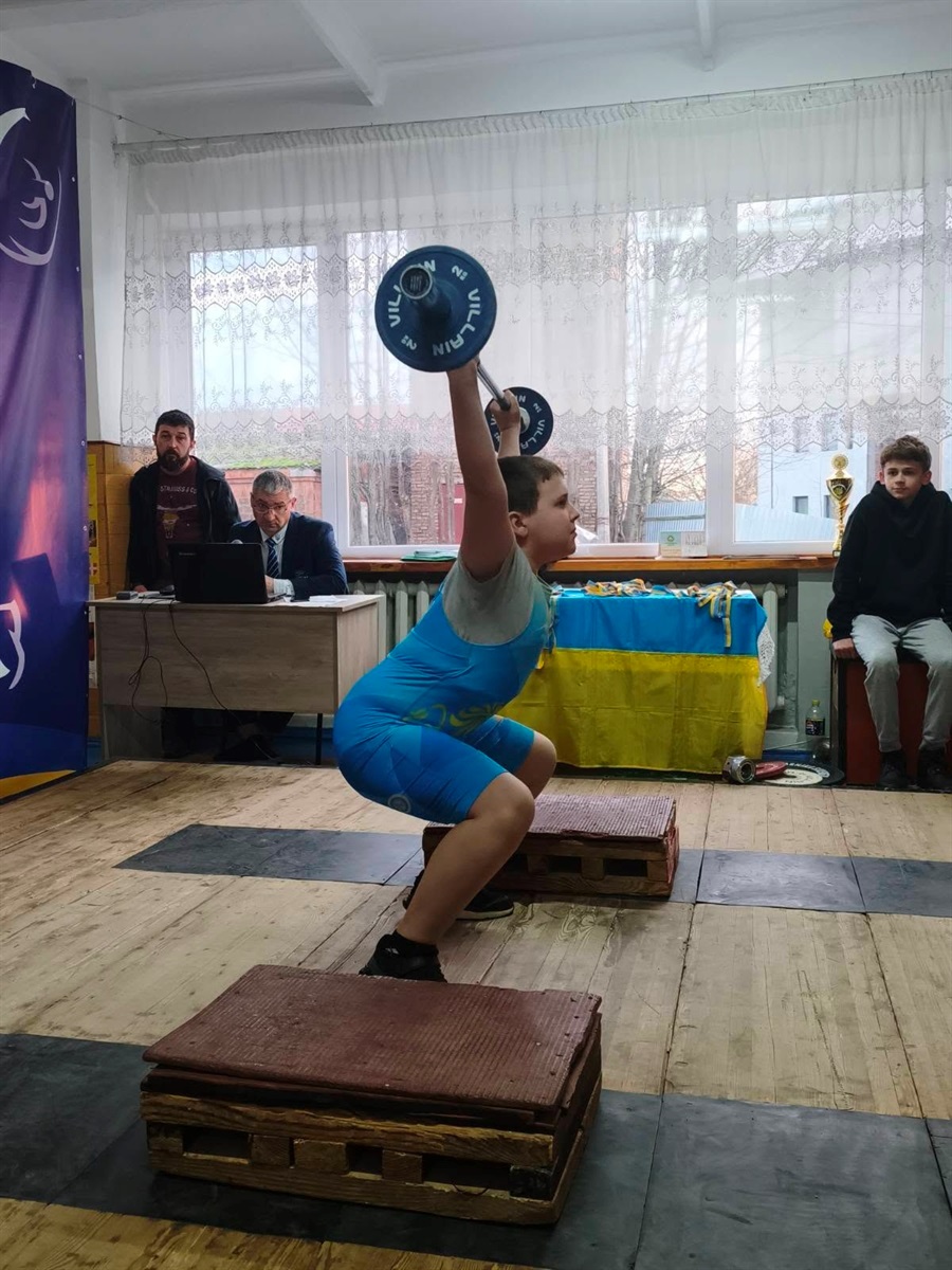 Звягельські важкоатлети з ДЮСШ здобули 6 медалей на змаганнях на Рівненщині