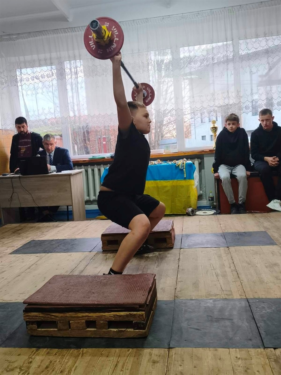 Звягельські важкоатлети з ДЮСШ здобули 6 медалей на змаганнях на Рівненщині