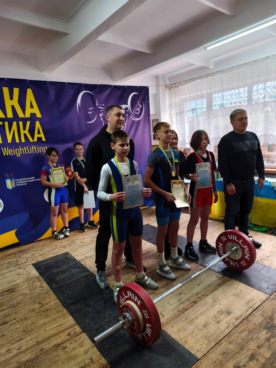 Звягельські важкоатлети з ДЮСШ здобули 6 медалей на змаганнях на Рівненщині