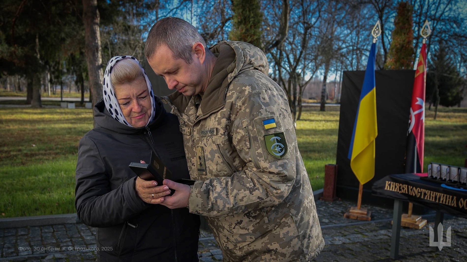 30 ОМБр вручає родинам загиблих захисників відзнаку командира 