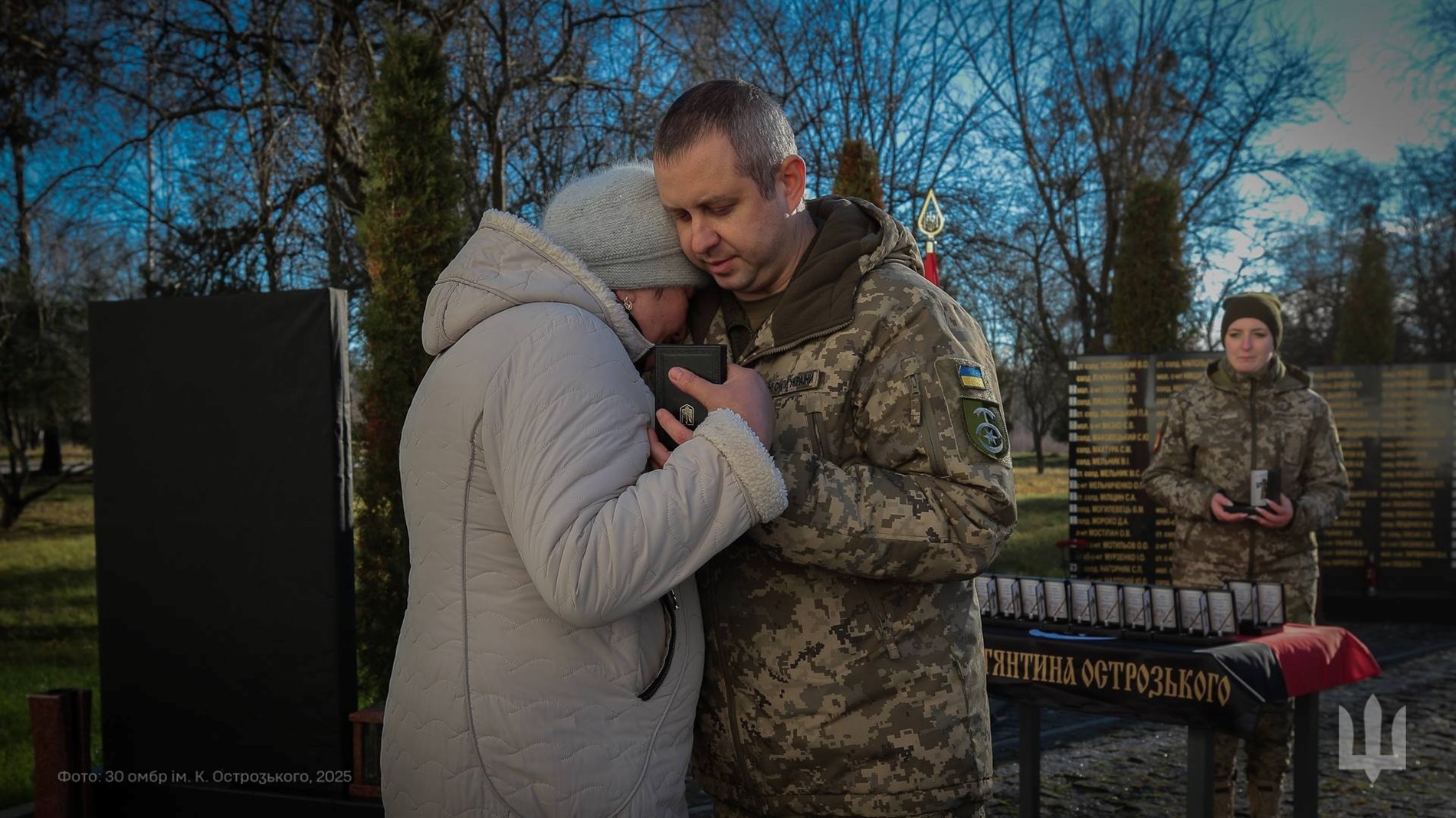 30 ОМБр вручає родинам загиблих захисників відзнаку командира 