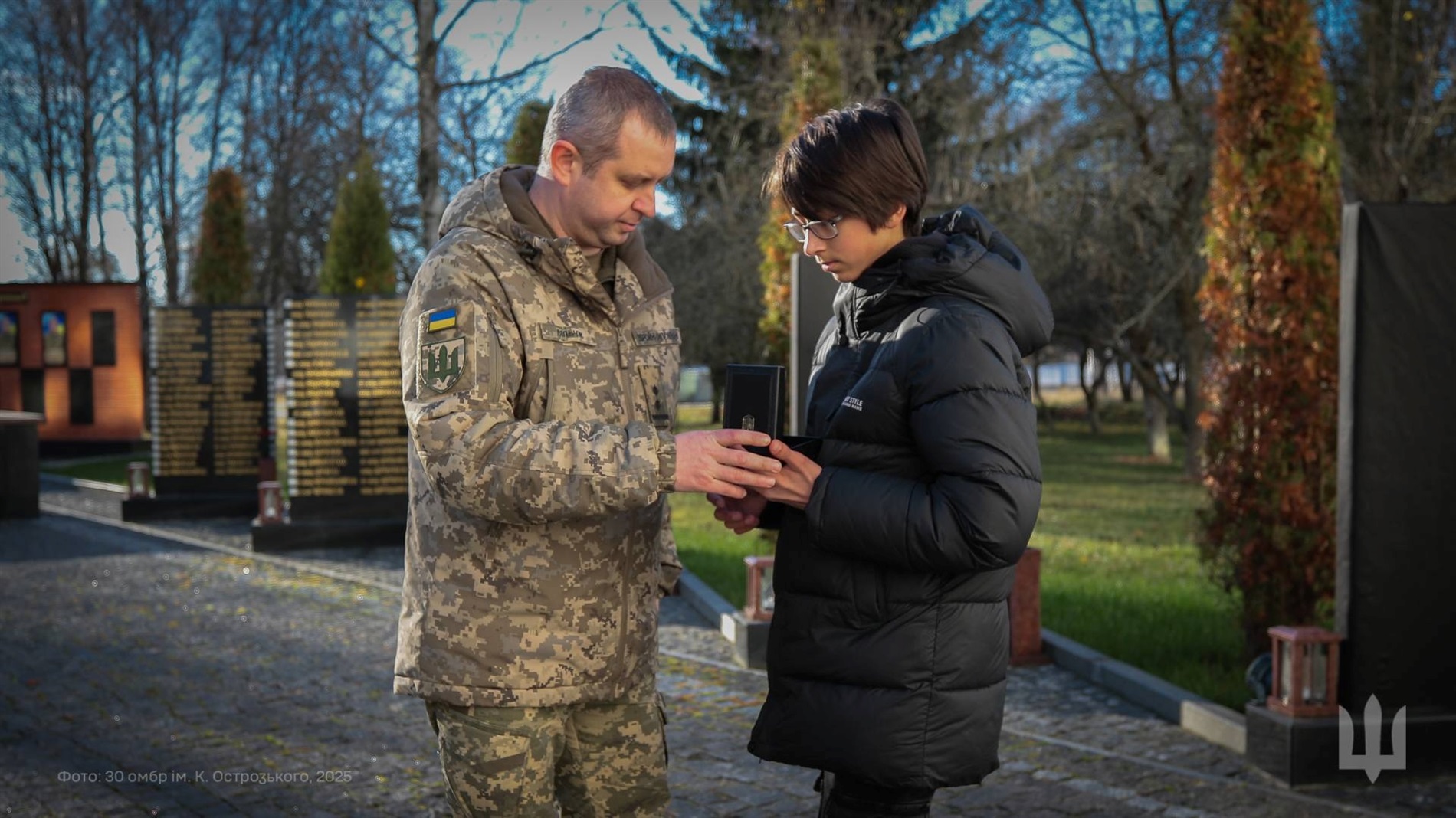 30 ОМБр вручає родинам загиблих захисників відзнаку командира 