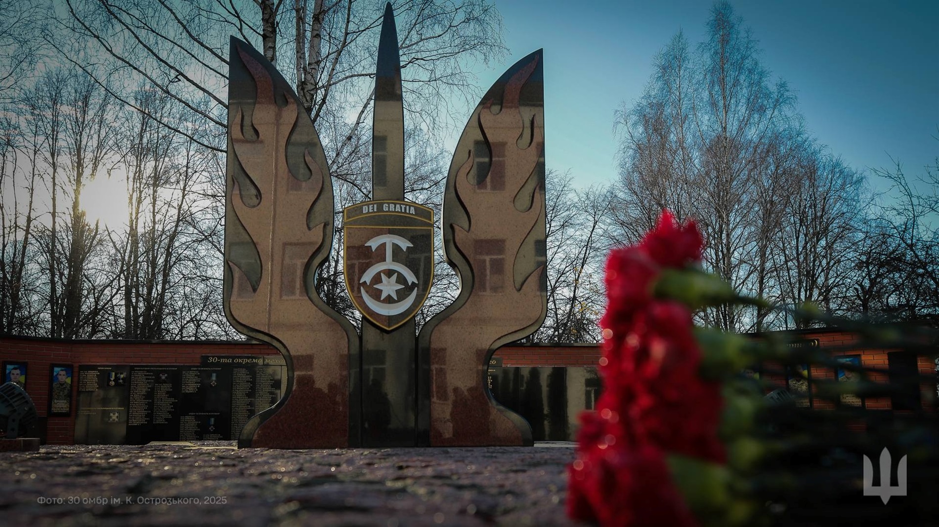 30 ОМБр вручає родинам загиблих захисників відзнаку командира 