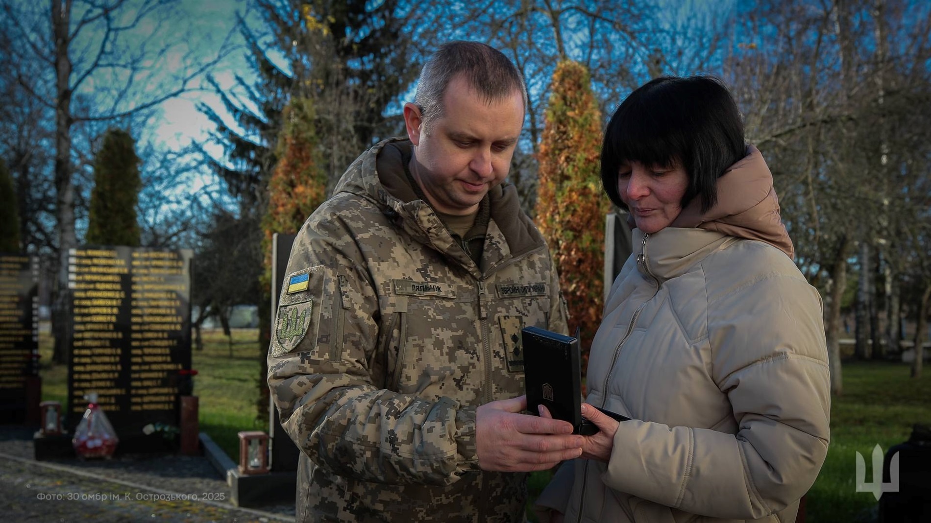 30 ОМБр вручає родинам загиблих захисників відзнаку командира 