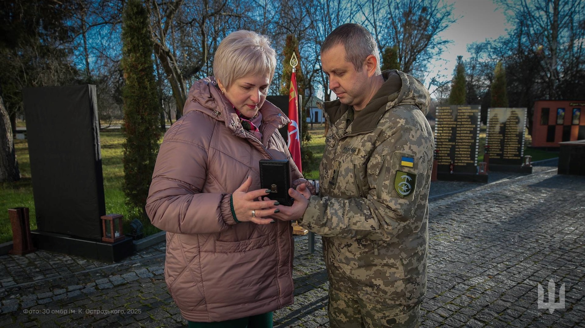 30 ОМБр вручає родинам загиблих захисників відзнаку командира 
