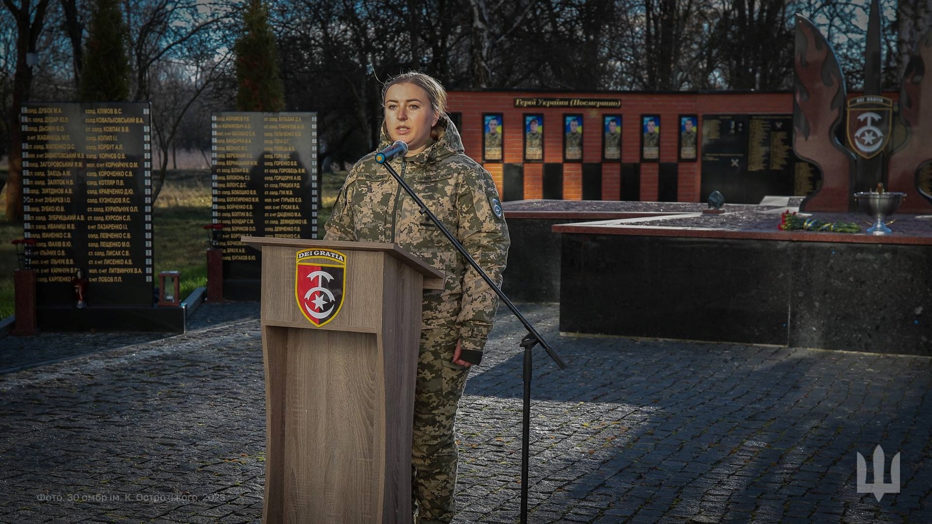 30 ОМБр вручає родинам загиблих захисників відзнаку командира 