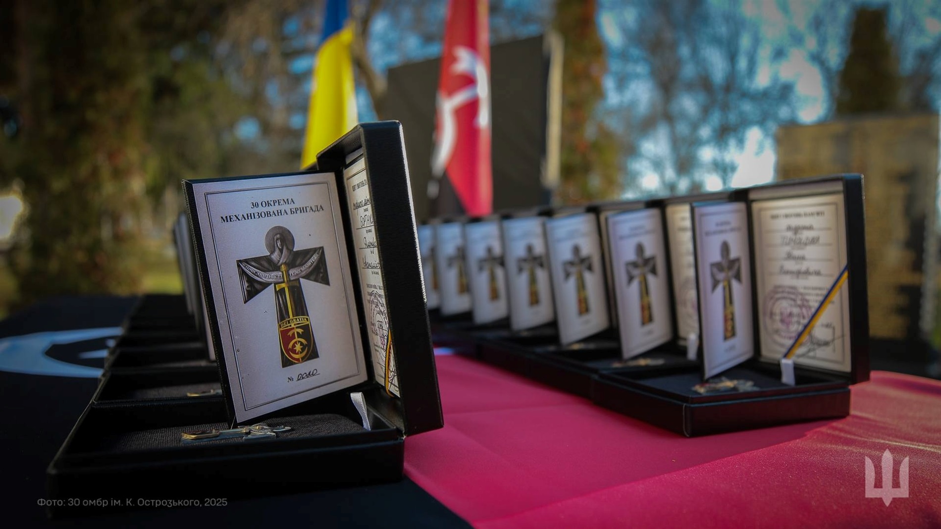 30 ОМБр вручає родинам загиблих захисників відзнаку командира 