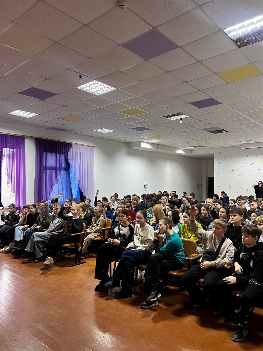Актор Олексій Суровцев провів урок доброти в гімназії №8: діти дізналися про притулок 