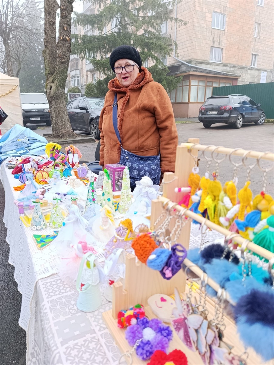 Різдвяний ярмарок у Звягелі: зібрано майже 40 тисяч гривень на підтримку підрозділу 
