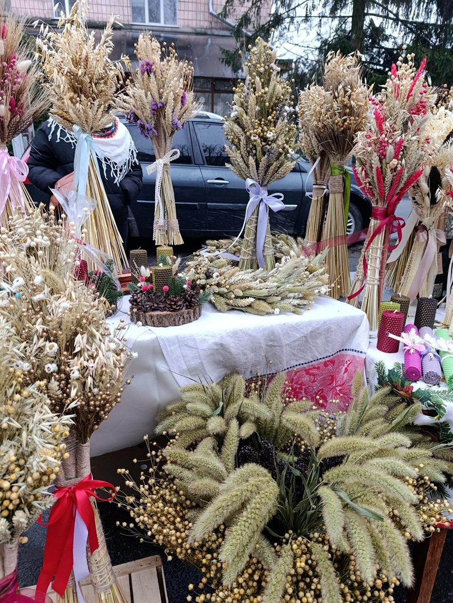 Різдвяний ярмарок у Звягелі: зібрано майже 40 тисяч гривень на підтримку підрозділу 
