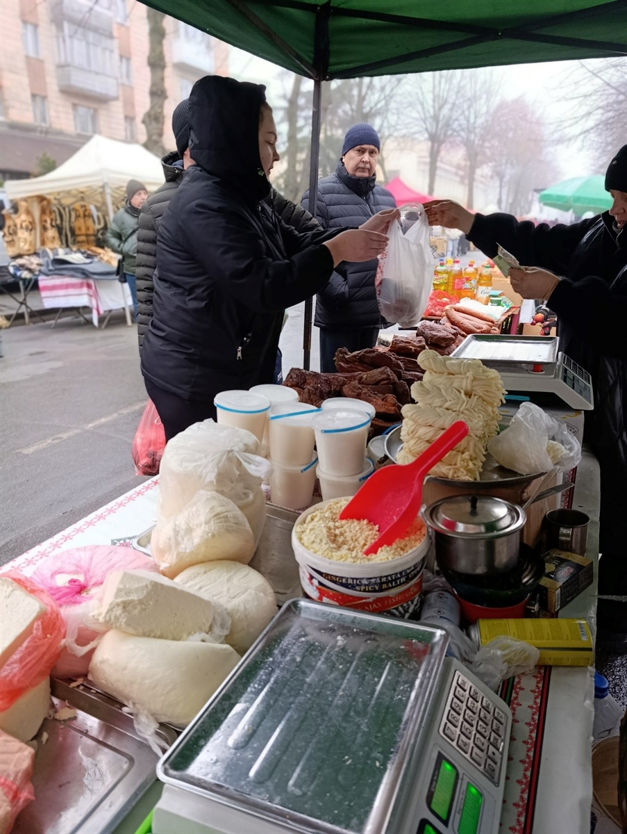 Різдвяний ярмарок у Звягелі: зібрано майже 40 тисяч гривень на підтримку підрозділу 