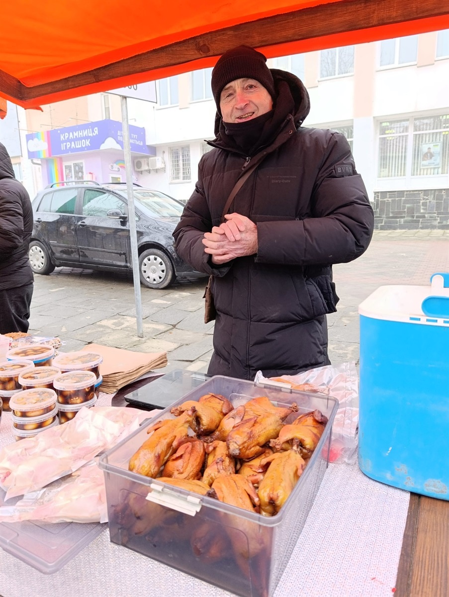 Різдвяний ярмарок у Звягелі: зібрано майже 40 тисяч гривень на підтримку підрозділу 