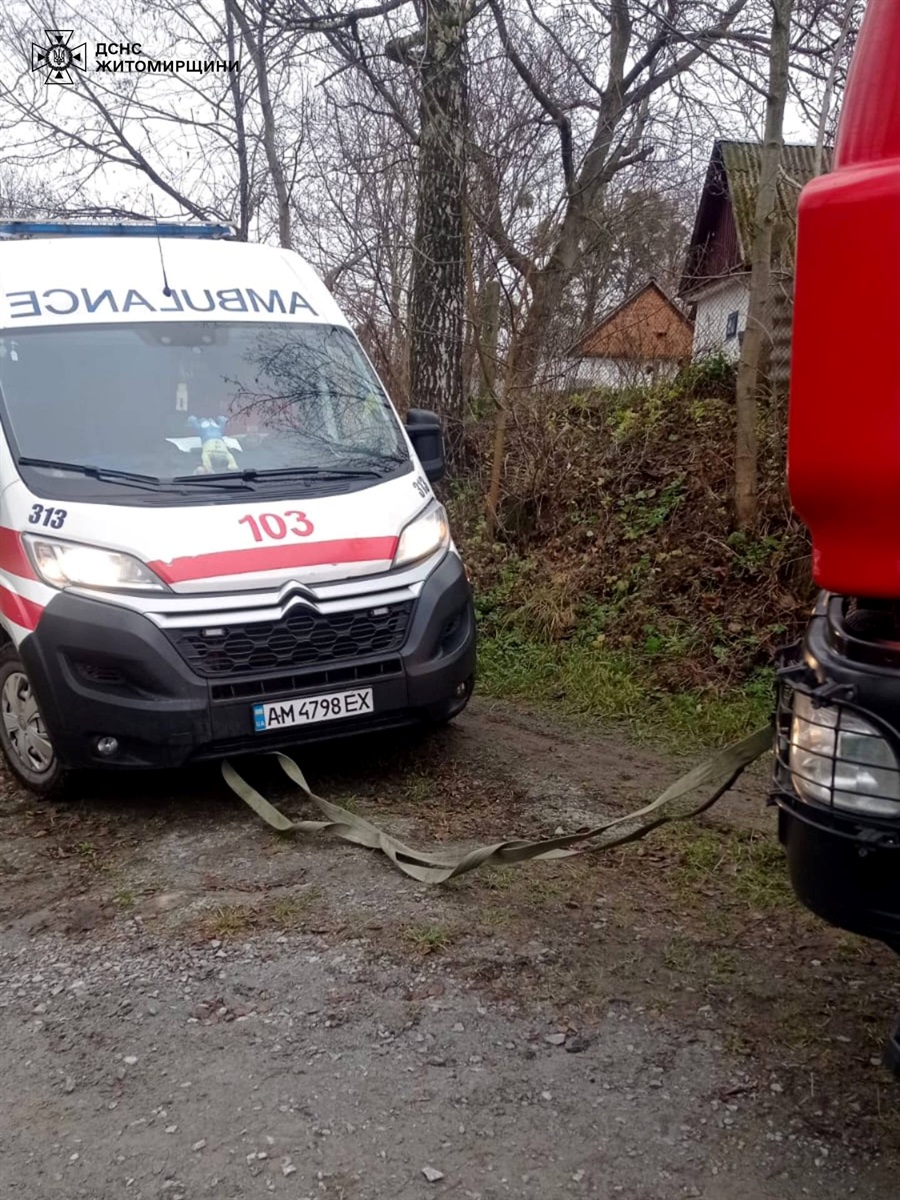 Швидка їхала з хворою дитиною до лікувального закладу та застрягла у бездоріжжі