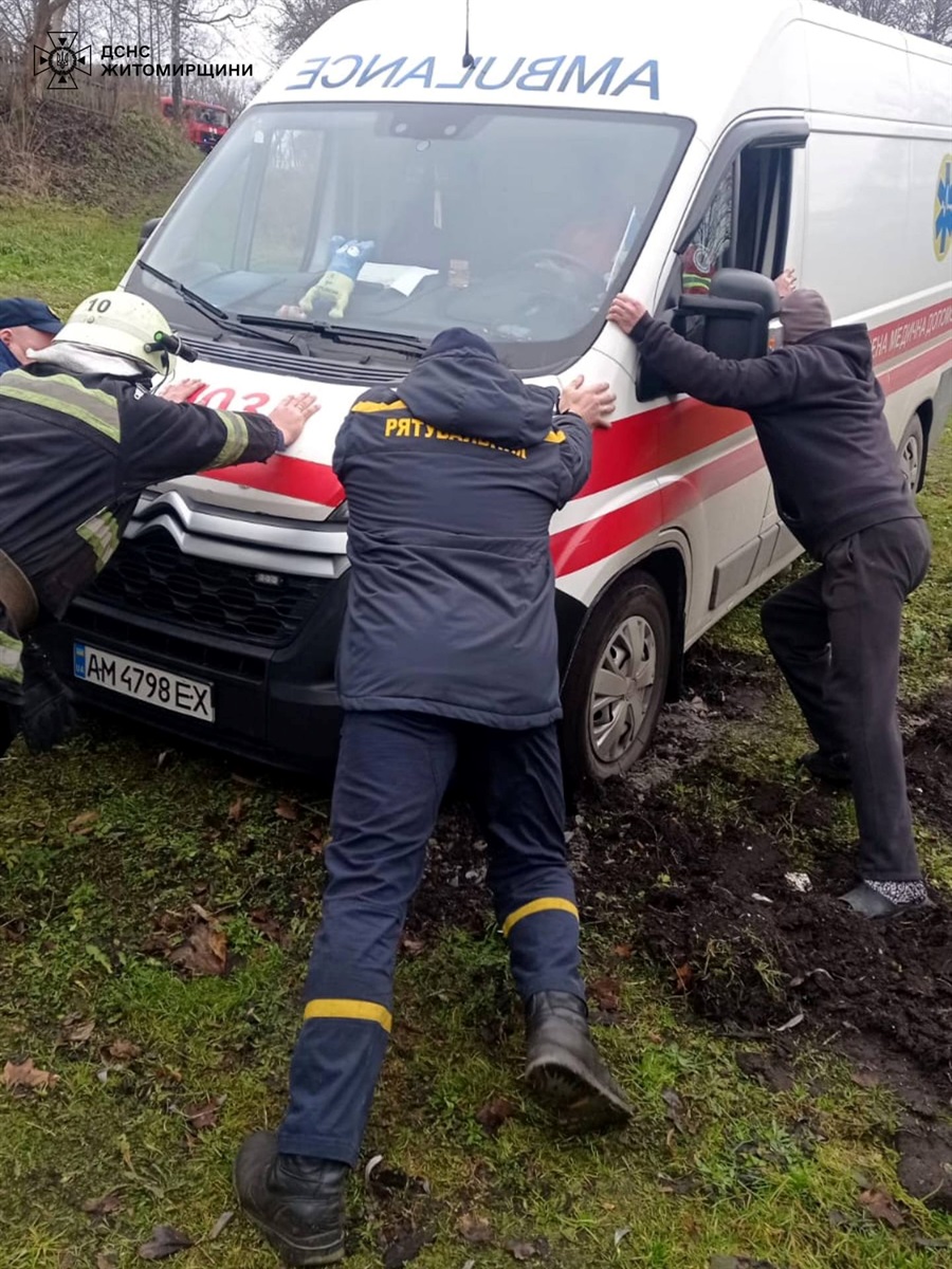 Швидка їхала з хворою дитиною до лікувального закладу та застрягла у бездоріжжі