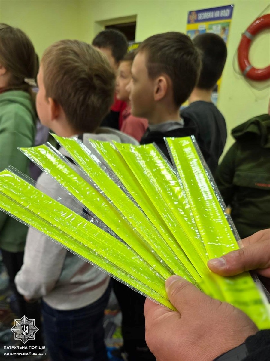 Пішоходів Житомирщини закликають використовувати світловідбивачі у темну пору доби